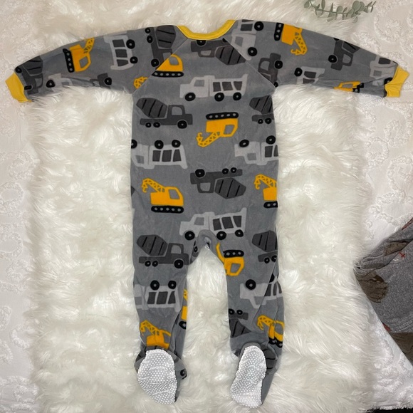 NWOT Bundle Of Two Zippered Fleece Onesies 24 Months Gerber & Carter’s - Picture 3 of 12